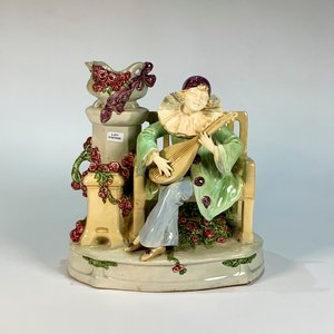 Lote siguiente: Centro de cerámica con florero y figura de trovador tocando la guitarra