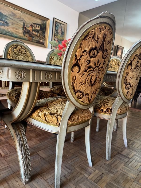 Excepcional juego de comedor estilo Francés con mesa extendible y 6 sillas tapizadas en Brocato - imagen 4