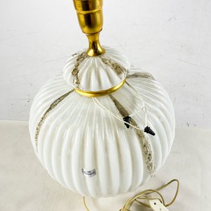 Lámpara de Sobremesa Opalina Blanca con Detalles Dorados - imagen 2