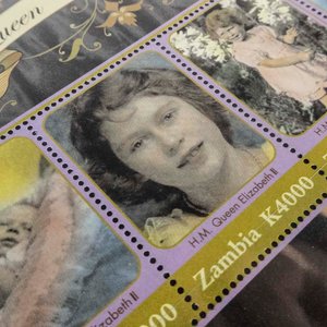 Hoja Block con 4 Sellos Mint de Zambia: Homenaje a la Reina Elizabeth II (2001) - imagen 2