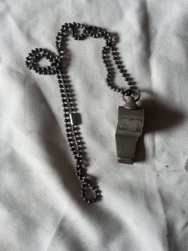 Silbato inglés marca Acme con cadena funcionando - imagen 3
