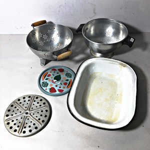 Lote siguiente: Fuente Esmaltada con Diseño Frutal, Dos Coladores Metálicos y Posa Fuente Redondo