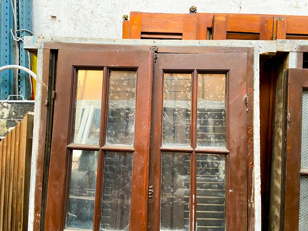 Ventana de madera con postigo y detalles - imagen 5