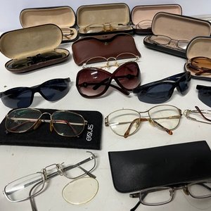 Lote de 9 Pares de Lentes y Estuches Variados - imagen 3
