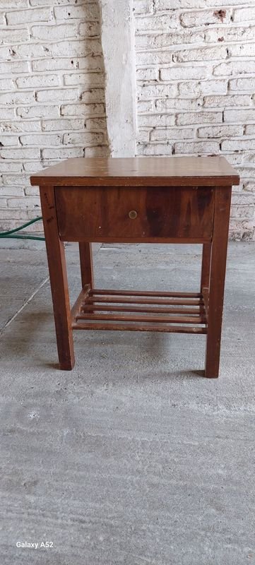 Mesa de madera con cajón y estante - imagen 6