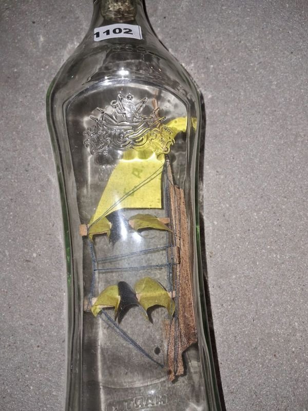 Botella de martini decorada con barco encapsulado - imagen 2