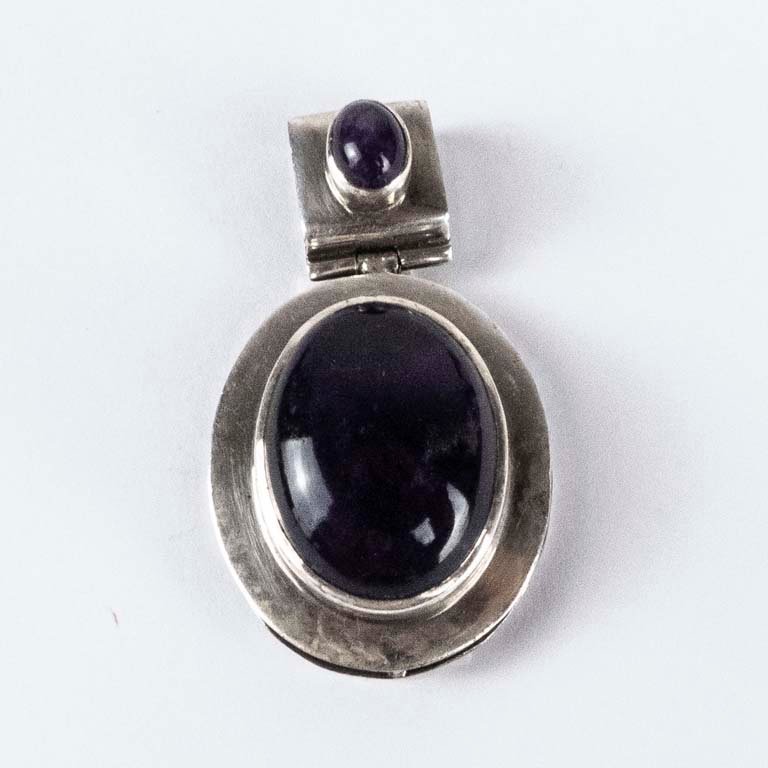 Lote siguiente: Colgante de plata con amatista - Precio: 28,6gr - Medidas: 5 x 3cm