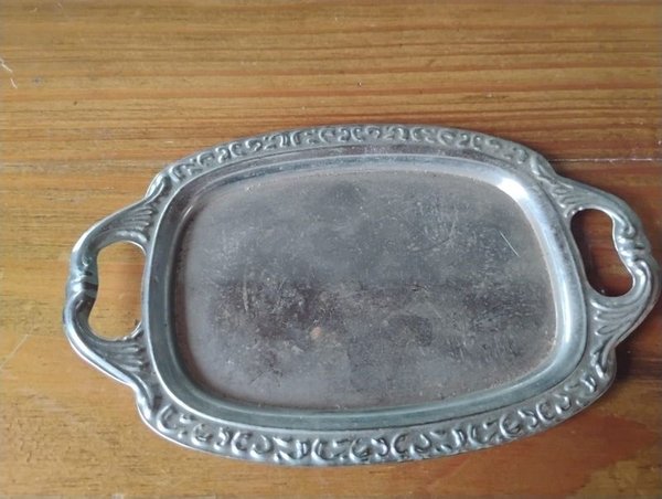 Bandejas de plata sobre mesa de madera - imagen 1