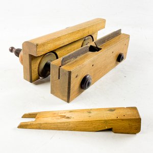 Cepillo de Carpintero Antiguo de Madera con Tornillos - imagen 2