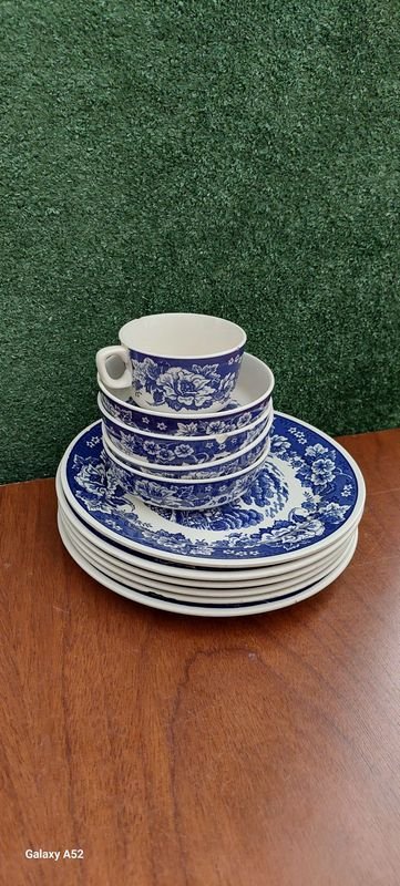 Platos y tazas de porcelana blanca y azul - imagen 15