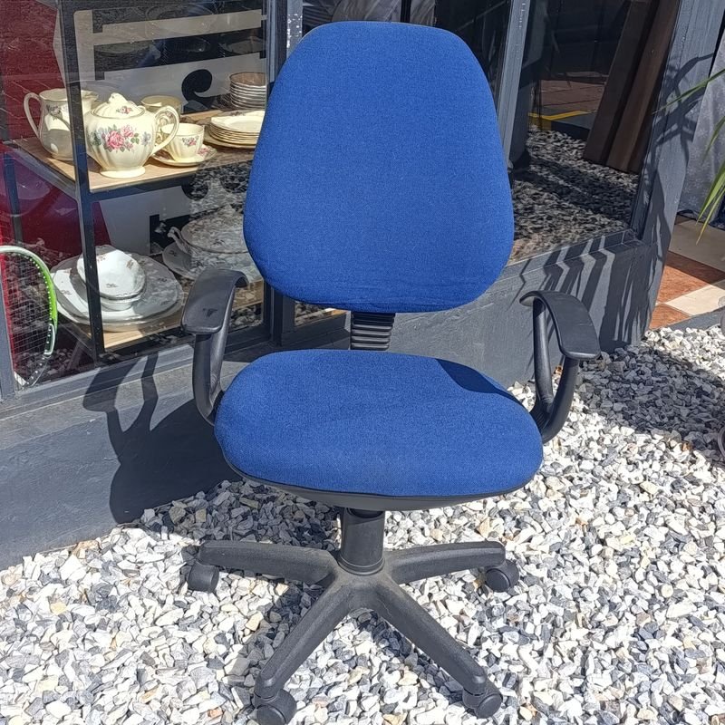 Lote siguiente: Silla Giratoria de Oficina Tapiizada en Tela Azul