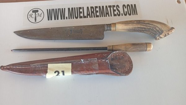 Cuchillo con chaira y vaina de madera - imagen 1