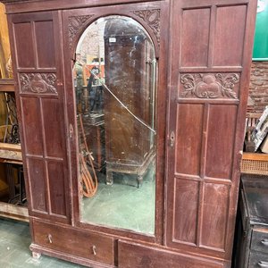 Ropero Antiguo de Cedro con Labrado y Espejo Biselado - imagen 2