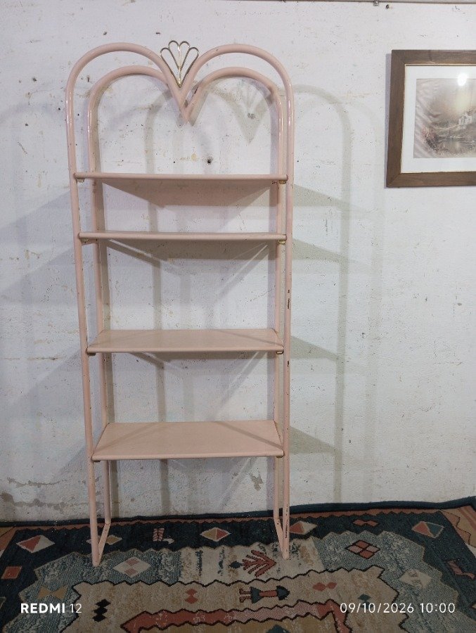 Estantería de caño rosa con detalles en bronce, 4 niveles