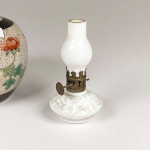 Lote de Cuatro Piezas Decorativas: Potiche Chino, Floreros y Lamparita - imagen 6