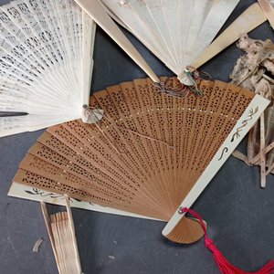 Lote de 5 Abanicos Antiguos de Seda, Nácar y Madera con Estuche - imagen 4