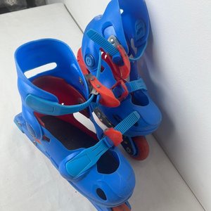Par de Rollers Ajustables para Niños en Azul y Rojo - imagen 2