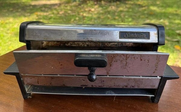 tostadora vintage con bandeja abatible en metal cromado de la marca sunbeam industria nacional