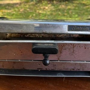 Lote siguiente: tostadora vintage con bandeja abatible en metal cromado de la marca sunbeam industria nacional