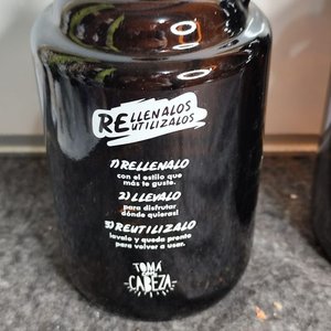 Dos Porrones de Cerveza Artesanal "Cabezas Bier" Vidrio Ámbar con Tapas - imagen 3