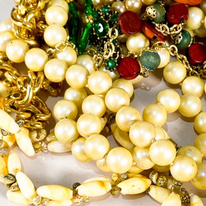 Lote de Collares Simil Perla y Otros Adornos - imagen 3