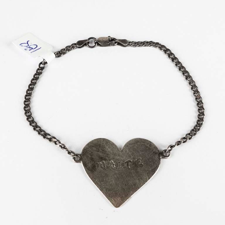 Lote siguiente: Pulsera de plata con dije corazón grabado 'Maite'