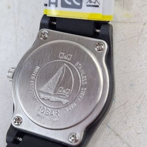 Reloj Pulsera Q&Q Cuadrante Crema y Correa Negra - imagen 3