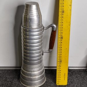 Lote anterior: Termo Antiguo de Aluminio con Tapa y Asa de Madera