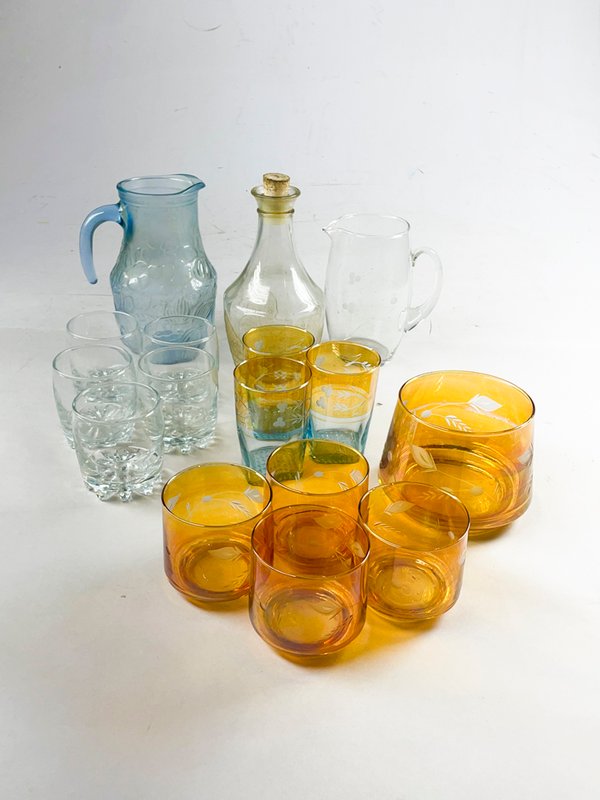 Lote siguiente: Colección de vasos, botellas y jarras en vidrio