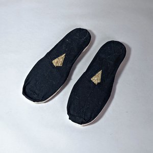Lote anterior: Catorce Pares de Alpargatas Negras Variados Talles