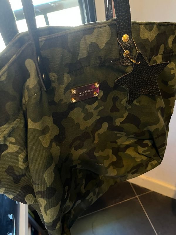 Cartera grande de tela camuflada Valeria Guzmán - imagen 1