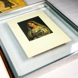 Lote de Tres Láminas Religiosas: Virgen con Niño y Dos Figuras Abstractas - imagen 4