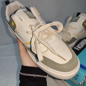 Zapatillas Deportivas Unisex Eco Cuero Náutico Verde y Beige Talle 40 - imagen 4