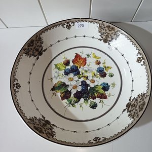 Lote siguiente: Fuente Grande de Loza Estilo Vintage con Diseño de Frutas y Flores