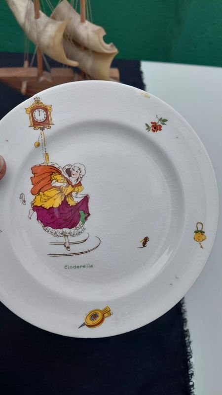 Juego de 3 Platos Ingleses Johnson Bros y Olmos con Dibujos Infantiles