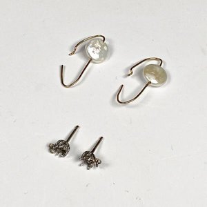 Dos Pares de Aretes: Oro y Nácar, y Otros Sin Piedras - imagen 1