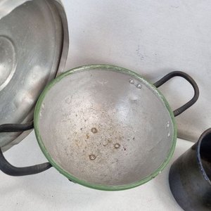 Lote de 7 Piezas: Sopera Esmaltada, Taza, Bowl, Plato Decorativo y Embudos - imagen 4