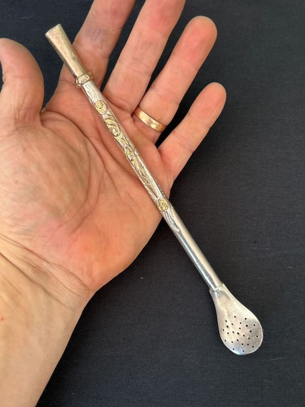 Lote siguiente: Bombilla recta plata y oro: Accesorio de metal con diseños ornamentales