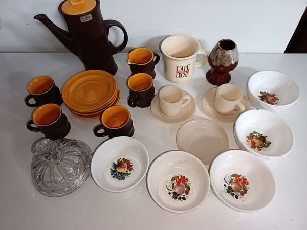 Lote de Vajilla: Jarra Marrón, Tazas, Platos y Cuencos Decorados - imagen 1