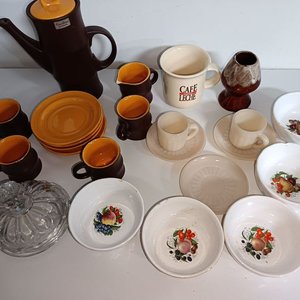 Lote anterior: Lote de Vajilla: Jarra Marrón, Tazas, Platos y Cuencos Decorados