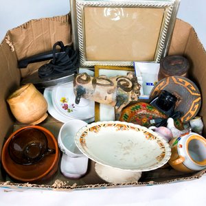 Lote Variado: Centro de Porcelana, Frasco con Tapa, Plancha Antigua y Más - imagen 2