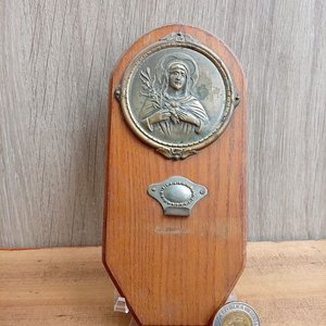 Lote siguiente: Llavero Religioso Virgen María con Placa de Metal sobre Madera