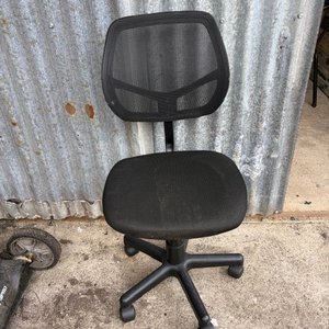 Lote anterior: Silla de Oficina Giratoria Negra con Respaldo de Malla
