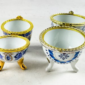Dos Cofres Decorativos de Porcelana con Diseño Floral Azul y Dorado - imagen 3