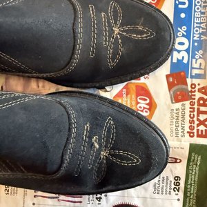 Mocasines Country de Cuero Oscuro con Pespuntes Decorativos - imagen 2