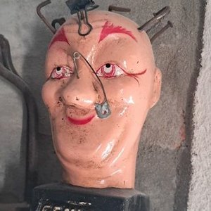 Cabeza "Geniol" Coleccionable con Accesorios - imagen 1