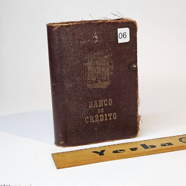 Libro antiguo con regla metálica - imagen 1