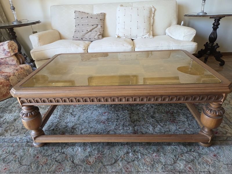 Mesa ratona Tudor con tapa en vidrio dorado - imagen 2