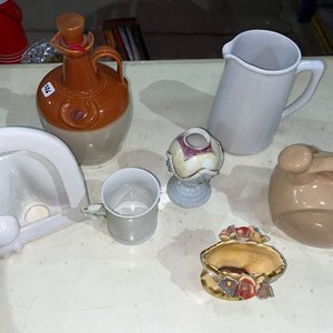 Lote de Adornos Varios: Jarra, Dispensador y Figuras Decorativas - imagen 2
