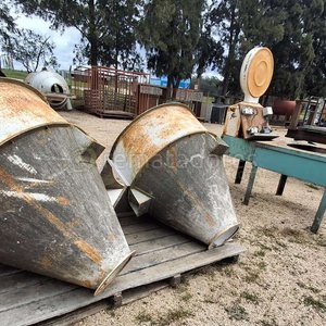 Lote siguiente: Dos tolvas metálicas cónicas industriales